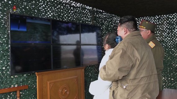 북한 조선중앙TV가 김정은 국무위원장의 지도 아래 대륙간탄도미사일 화성-17형 대륙간탄도미사일(ICBM)을 시험발사했다고 보도했다. 사진은 김정은 위원장이 딸을 안은 채 모니터 화면을 바라보고 있는 모습. 뉴시스