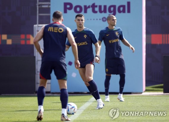 훈련하는 호날두 Soccer Football - FIFA World Cup Qatar 2022 - Portugal Training - Al Shahaniya SC Training Facilities, Al-Shahaniya, Qatar - November 20, 2022 Portugal's Cristiano Ronaldo during training REUTERS/John Sibley