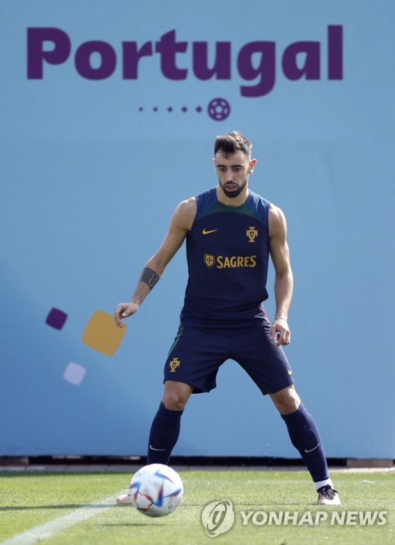 훈련하는 브루누 페르난드스 Soccer Football - FIFA World Cup Qatar 2022 - Portugal Training - Al Shahaniya SC Training Facilities, Al-Shahaniya, Qatar - November 20, 2022 Portugal's Bruno Fernandes during training REUTERS/John Sibley