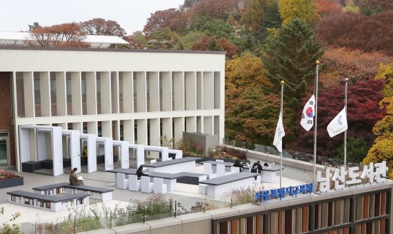 폐현수막 활용해 남산에 독서공간 마련... 롯데홈쇼핑, 미래 세대 위한 ESG 앞장
