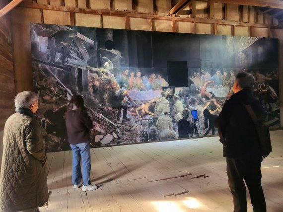 [익산=뉴시스]박현주미술전문기자= 조덕현 작가가 살아난 옛날 도정 공장에 10m 크기 대작 그림을 그려 압도적인 분위기를 연출했다. 한류가 세계 만방에 이름을 드높이고 있는 가운데 신성이 최무령 최은희 김지미 안성기 등 한시대를 풍미한 유명 배우들과 현재의 모습을 담아 공간의 잠재된 의미가 오늘의 눈을 통해 새롭게 읽히게 하고 있다.hyun@newsis.com