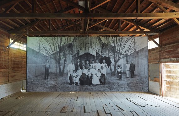 [서울=뉴시스]춘포도정공장에서 열린 조덕현 개인전 '108 and: 어둠과 빛, 바람과 비의 서사' 전시 전경. Graphite and charcoal on rice paper 260 x 588 cm사진=PKM갤러리 제공.