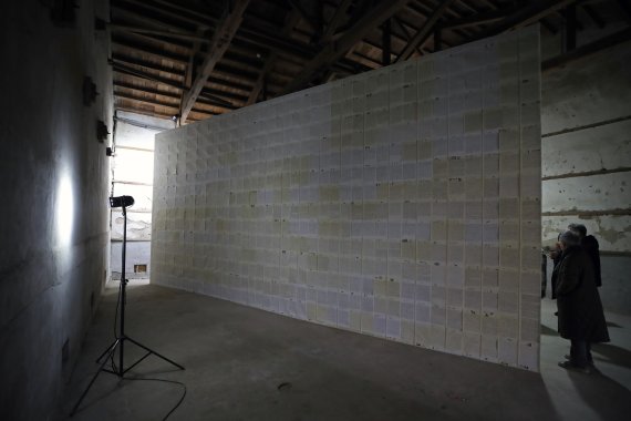 [익산=뉴시스] 박진희 기자 = 조덕현 작가가 전북 익산시 춘포도정공장 건물에서 개인전 '108 and: 어둠과 빛, 바람과 비의 서사' 작품을 선보이고 있다. 2022.11.16. pak7130@newsis.com