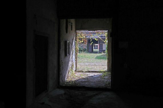 [익산=뉴시스] 박진희 기자 = 조덕현 작가가 전북 익산시 춘포도정공장에서 개인전 '108 and: 어둠과 빛, 바람과 비의 서사' 작품을 전시하고 있다. 작가는 도정공장 내외부에 설치된 작품들을 철에 따라 정원을 가꾸듯 손보고 살피는 '실험적' 프로젝트를 1년 동안 진행한다. 전시장인 춘포도정공장은 108년이라는 격변의 세월을 지나며 막대한 서사가 깊게 함축된 공간이다. 전시는 2023년 4월 22일까지. 2022.11.16. pak7130@newsis.com