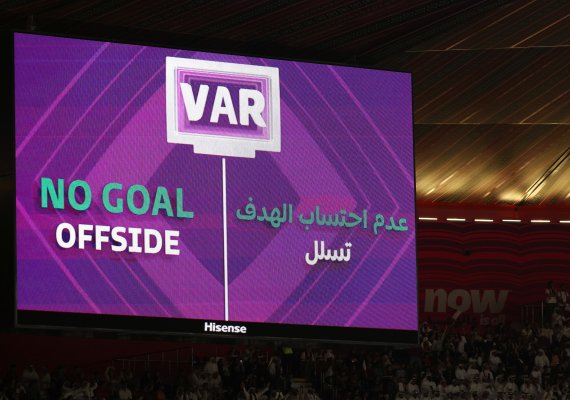 20일 오후(현지시간) 카타르 알코르 알베이트 스타디움에서 열린 2022 카타르 월드컵 개막전 카타르와 에콰도르의 경기 전반전에서 에콰도르 선수들의 선제골이 비디오 판독 결과 오프사이드로 '노 골' 선언되고 있다. 2022.11.21/뉴스1 ⓒ News1 이동해 기자