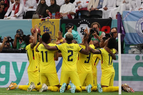 20일 오후(현지시간) 카타르 알코르 알베이트 스타디움에서 열린 2022 카타르 월드컵 개막전 카타르와 에콰도르의 경기에서 에콰도르 에네르 발렌시아가 선제골을 성공시킨뒤 세리머니를 하고 있다. 에콰도르의 선제골은 비디오 판독 결과 오프사이드로 '노 골' 선언됐다. 2022.11.21/뉴스1 ⓒ News1 이광호 기자