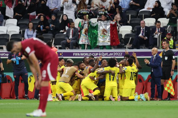20일 오후(현지시간) 카타르 알코르 알베이트 스타디움에서 열린 2022 카타르 월드컵 개막전 카타르와 에콰도르의 경기에서 에콰도르 에네르 발렌시아가 헤더로 추가골을 성공시킨뒤 동료들과 기쁨을 나누고 있다.(사진 = 뉴스1)