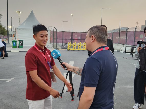우루과이 훈련장에서 인기 많았던 이승우가 현지 취재진들과 인터뷰를 하고 있다. ⓒ News1 이재상기자
