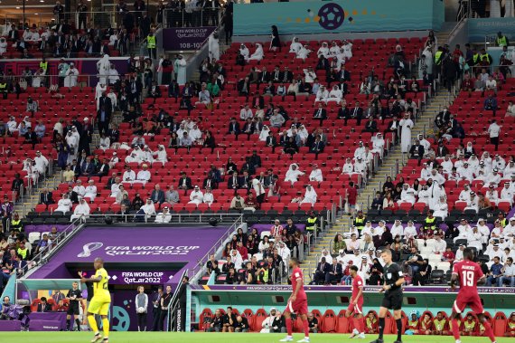 카타르 알코르 알베이트 스타디움에서 열린 2022 카타르 월드컵 개막전 카타르와 에콰도르의 경기에서 카타르가 2대 0으로 끌려가며 패색이 짙어지자 카타르 팬들이 경기가 끝가기 전에 먼저 자리를 떠 관중석이 비어 있다.(사진 = 뉴스1)