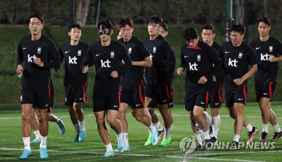 2022 카타르 월드컵 대한민국 축구 대표팀 '캡틴' 손흥민 등 선수들이 19일 오후(현지시간) 카타르 도하의 알 에글라 트레이닝 센터에서 러닝으로 몸을 풀고 있다. 사진=연합뉴스