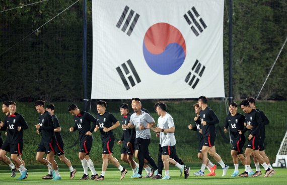 파울루 벤투 감독이 이끄는 대한민국 축구대표팀 선수들이 카타르 도하 알 에글라 트레이닝센터에서 훈련을 하고 있다. /뉴스1