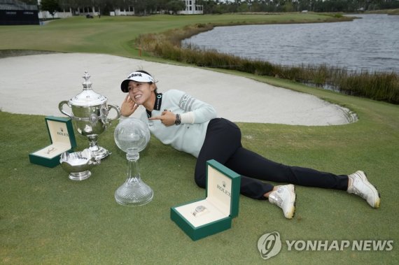 우승의 기분을 만끽하는 리디아고
