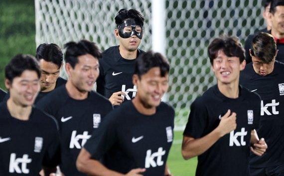 파울루 벤투 감독이 이끄는 대한민국 축구대표팀이 18일 오후(현지시간) 카타르 도하 알 에글라 트레이닝센터에서 훈련을 하고 있다. 뉴스1