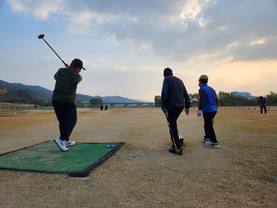 충남 예산 무한천 둔치 파크골프장에서 동호인들이 경기를 하고 있다.