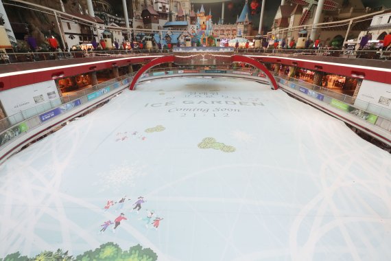 지난해 아이스링크 설치한 현수막(롯데월드 제공)