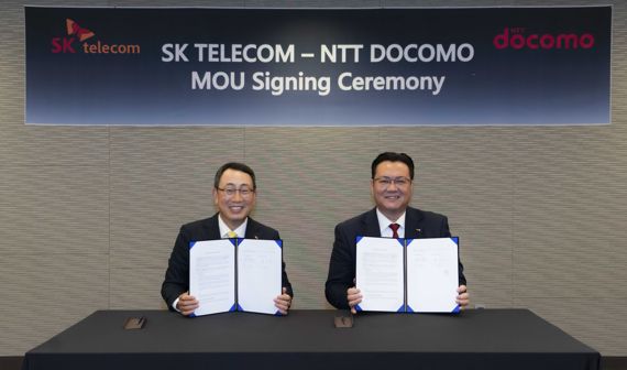 SK텔레콤(SKT)은 일본 1위 통신사업자인 NTT도코모와 ICT 사업 협력을 위한 업무 협약(MOU)을 체결했다고 21일 밝혔다. 유영상 SKT 사장(왼쪽)과 이이 모토유키 NTT도코모 사장이 지난 18일 서울 워커힐 호텔에서 협약식을 마치고 기념 촬영을 하고 있는 모습. SKT 제공