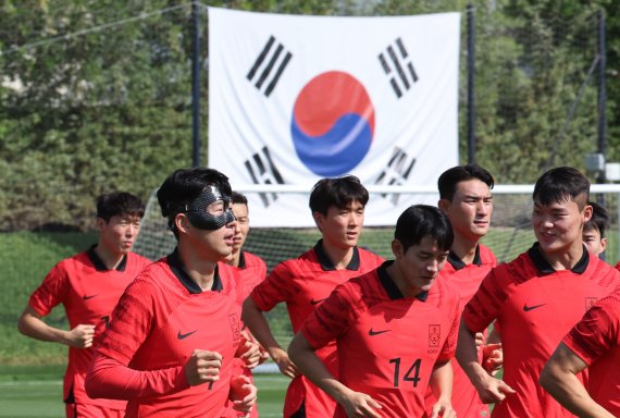 파울루 벤투 감독이 이끄는 대한민국 축구대표팀 캡틴 손흥민이 18일 오전(현지시간) 카타르 도하 알 에글라 트레이닝센터에서 안면 보호대를 착용한 채 훈련을 하고 있다. /사진=뉴스1