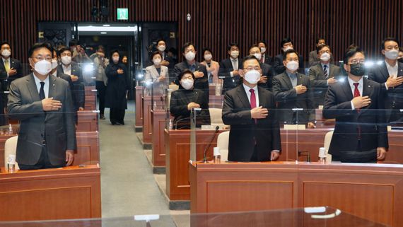 국민의힘 정진석 비대위원장과 주호영 원내대표가 21일 서울 여의도 국회에서 열린 의원총회에서 국민의례를 하고 있다. 사진=서동일 기자