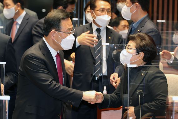 국민의힘 주호영 원내대표가 21일 서울 여의도 국회에서 열린 의원총회에 참석하면서 동료의원들과 인사를 하고 있다. 사진=서동일 기자