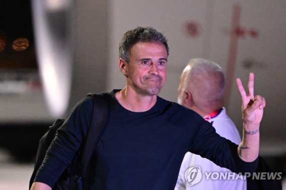 Spain's coach Luis Enrique arrives at the Hamad International Airport in Doha on November 18, 2022, ahead of the Qatar 2022 World Cup football tournament. (Photo by ANDREJ ISAKOVIC / AFP)