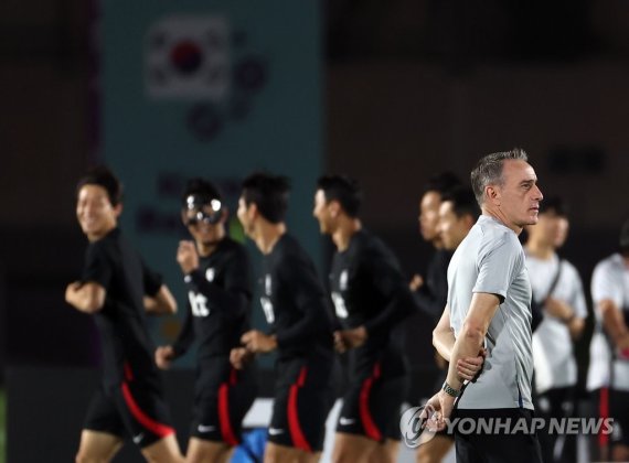 2022 카타르 월드컵 대한민국 축구 대표팀을 이끄는 파울루 벤투 감독이 19일 오후(현지시간) 카타르 도하의 알 에글라 트레이닝 센터에서 선수들의 훈련 상황을 지켜보고 있다. 사진=연합뉴스