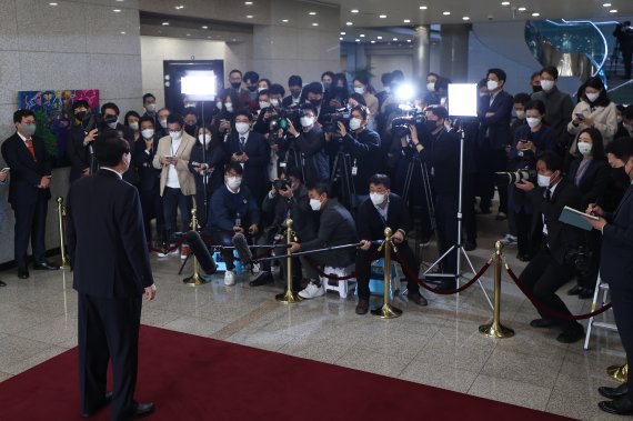 대통령실 "도어스테핑 중단, 소통 살릴 방안 마련되면 재개 검토"