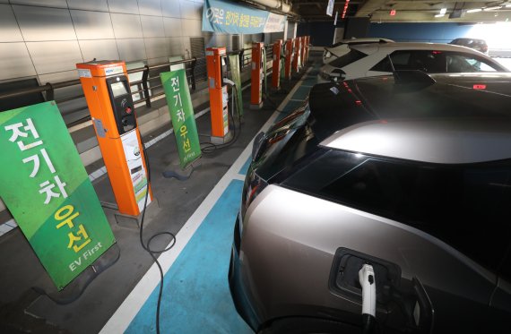 [서울=뉴시스] 김금보 기자 = 31일 오전 서울 용산구 용산역 전기차충전소에서 승용전기차와 화물전기차 등 국산 전기차량들이 충전되고 있다. 지난 9월 국산 전기차 내수시장 판매량이 1만 3993대를 기록, 역대최다치를 경신했다. 2022.10.31. kgb@newsis.com