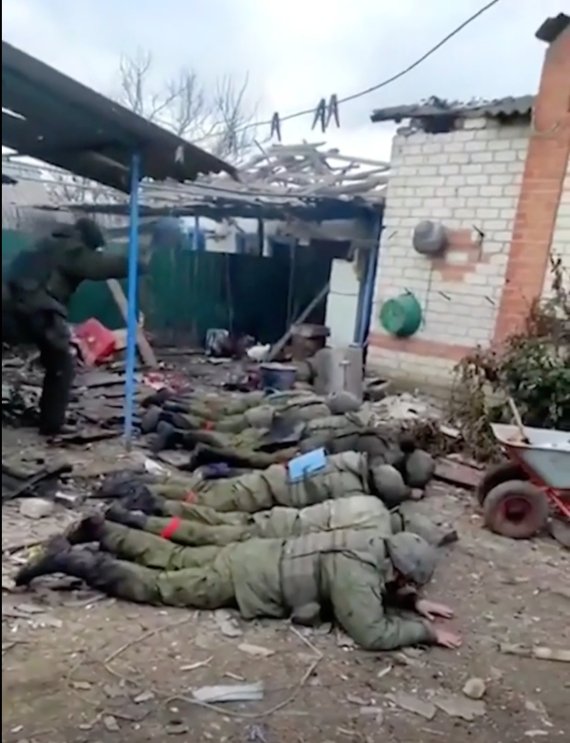 우크라軍 러시아 '포로 처형' 논란 확산...러 "복수할 것"