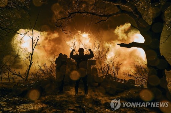 야포를 발사하는 우크라이나군 포병대 Ukrainian soldiers fire an artillery at Russian positions near Bakhmut, Donetsk region, Ukraine, Sunday, Nov. 20, 2022. (AP Photo/LIBKOS)