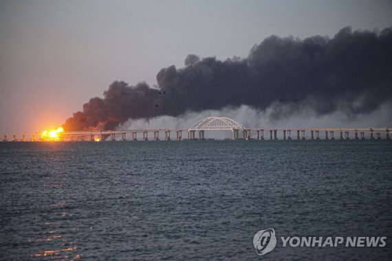 폭발 후 불길 치솟는 크림대교 FILE - Flame and smoke rise from Crimean Bridge connecting Russian mainland and Crimean peninsula over the Kerch Strait, in Kerch, Crimea, on Oct. 8, 2022. Gen. Sergei Surovikin, who was put in charge of Russian troops in Ukraine, has become the face of Russia's new strategy _ the r