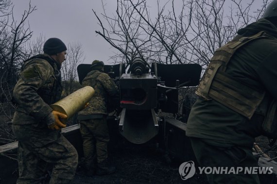 러시아군과 포격전 벌이는 우크라이나군 병사들 Ukrainian soldiers fire an artillery at Russian positions near Bakhmut, Donetsk region, Ukraine, Sunday, Nov. 20, 2022. (AP Photo/LIBKOS)