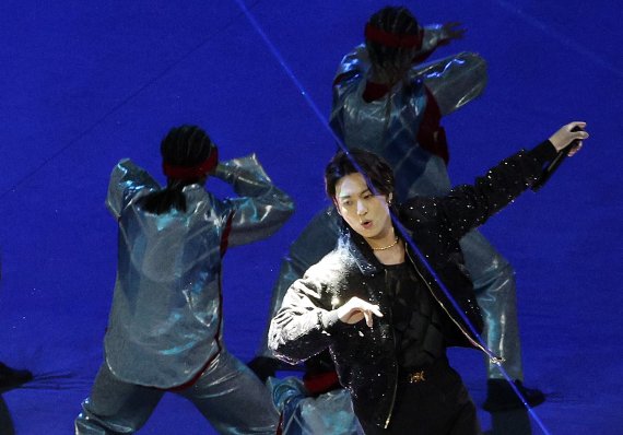 그룹 방탄소년단(BTS) 정국과 카타르 가수 파하드 알쿠바이시가 20일 오후(현지시간) 카타르 알코르 알베이트 스타디움에서 열린 2022 카타르 월드컵 개막식에서 월드컵 공식 사운드트랙 '드러머스' 무대를 선보이고 있다. ⓒ News1