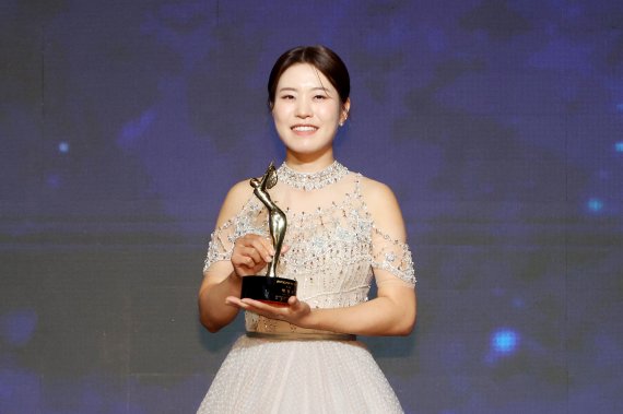 2022 한국여자프로골프(KLPGA) 상금왕을 수상한 박민지, 그녀는 작년과 재작년 KLPGA 최고의 별이었다 (뉴시스)