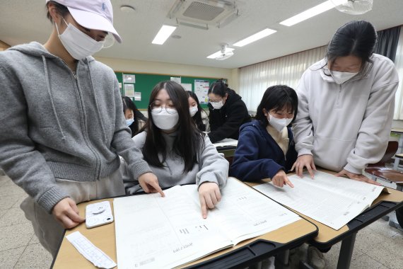 18일 오전 대구 수성구 정화여고 3학년 교실에서 수험생들이 수능 가채점을 하고 있다. /뉴스1