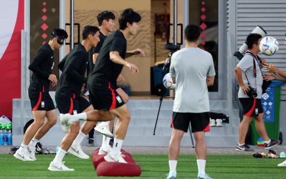 파울루 벤투 감독이 이끄는 대한민국 축구대표팀 손흥민 등이 21일 오후(현지시간) 카타르 도하 알 에글라 트레이닝센터에서 훈련을 하고 있다. 2022.11.21/뉴스1 ⓒ News1 이동해 기자