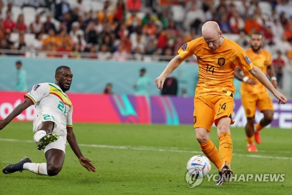추가골 성공시키는 클라선 추가골 성공시키는 클라선 (도하=연합뉴스) 임헌정 기자 = 21일(현지시간) 카타르 알투마마 스타디움에서 열린 2022 카타르 월드컵 조별리그 A조 1차전 세네갈과 네덜란드 경기. 네덜란드 데이비 클라선이 종료 직전 골을 성공시키고 있다. 2022.11.22 superdoo82@yna.co.kr (끝)