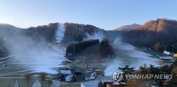 기온 '뚝' 스키장의 눈 만들기 기온 '뚝' 스키장의 눈 만들기 (평창=연합뉴스) 올가을 들어 가장 추운 영하의 기온을 기록한 4일 강원 평창군 용평리조트가 스키장 슬로프에 눈을 뿌리며 개장 준비를 서두르고 있다. 2022.11.4 [용평리조트 제공. 재판매 및 DB 금지] photo@yna.co.kr (끝)