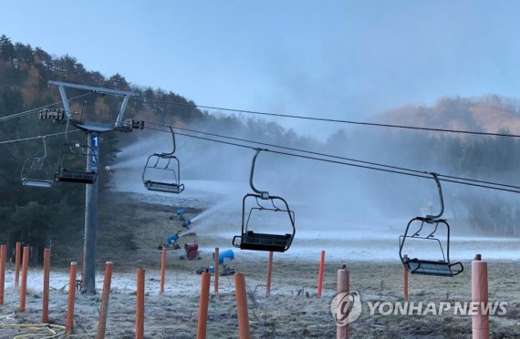 스키장 개장 준비 나선 용평리조트 스키장 개장 준비 나선 용평리조트 (평창=연합뉴스) 올가을 들어 가장 추운 영하의 기온을 기록한 4일 강원 평창군 용평리조트가 스키장 슬로프에 눈을 뿌리며 개장 준비를 서두르고 있다. 2022.11.4 [용평리조트 제공. 재판매 및 DB 금지] photo@yna.co.kr (끝)