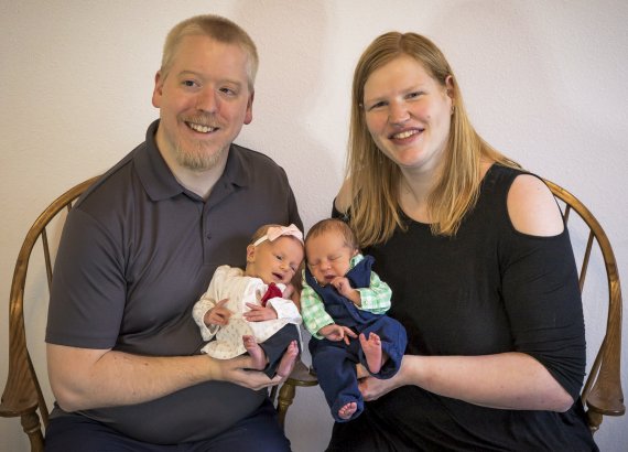 epa10319087 A handout photo made available by the National Embryo Donation Center shows Rachel and Philip Ridgeway with their newborn twins Lydia and Timothy after their 31 October 2022 birth in Knoxville, Tennessee, USA (issued 21 November 2022). According to reports the twins are the result of an 
