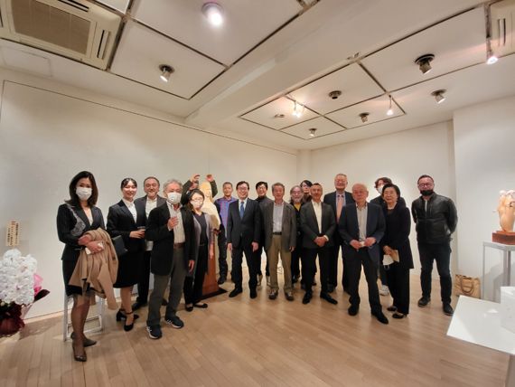 지난 21일 일본 도쿄 세호 갤러리에서 열린 '2022 K-조각 한국·일본 교류전' 개막식에 윤영달 크라운해태제과 회장(오른쪽 다섯번째)과 이토 슈지 일본가루비 대표이사(오른쪽 열한번째)가 기념촬영을 하고있다.