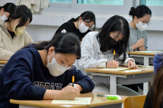 수험생들이 2023학년도 대학수학능력시험(수능) 1교시 답안지를 작성하고 있다. /사진=뉴스1