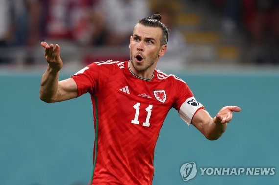 미국 상대로 동점골 넣고 기뻐하는 개러스 베일 미국 상대로 동점골 넣고 기뻐하는 개러스 베일 (도하 UPI=연합뉴스) 웨일스의 개러스 베일(33)이 21일(현지시간) 카타르 도하 아흐마드 빈 알리 스타디움에서 열린 2022 카타르 월드컵 B조 1차전 미국과의 경기에서 후반 37분 페널티킥 동점골을 넣고 기뻐하고 있다. 1958년 스웨덴 월드컵 이후 64년 만에 월드컵 본선에 오른 웨일스는 이날 1-1 무승부를 거뒀다. 2022.11.22 jason3669@yna.co.kr (끝)