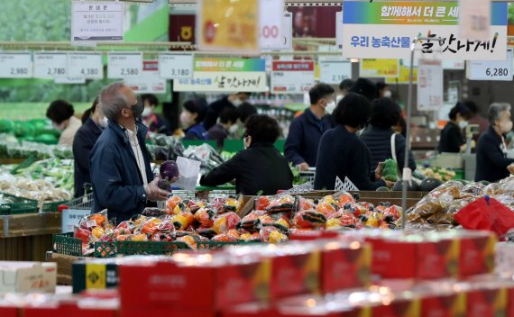 3일 오후 서울의 한 대형마트에서 시민들이 장을 보고 있다. 뉴시스