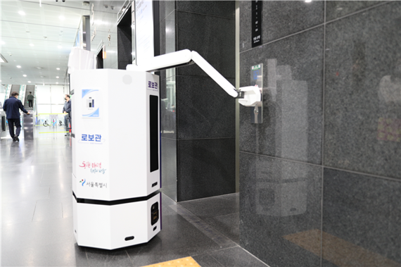 로보티즈의 실내 자율주행 로봇 '집개미'가 서울시청사 엘리베이터를 타기 위해 버튼을 누르고 있다. 로보티즈 제공