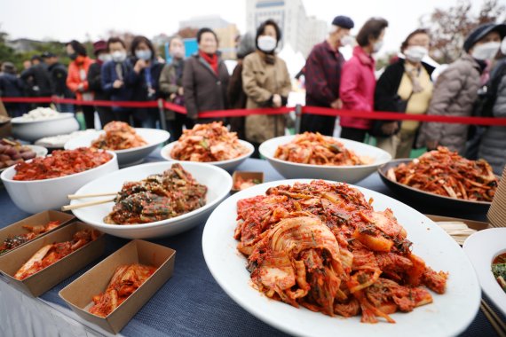 지난해 11월 22일 서울 중구 남산골 공원에서 열린 '농협, 2022년 국민행복 김장 나눔' 행사에서 전국 각지의 김치가 놓여있다. 사진=뉴시스