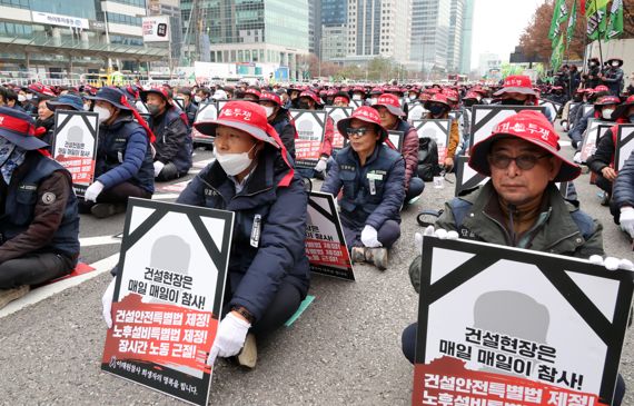 전국민주노동조합총연맹 전국건설노동조합(이하 건설노조)이 22일 여의도공원 앞 대로에서 건설안전특별법 제정과 포괄임금제 폐기를 위한 대규모 집회를 하고 있다. 사진=박범준 기자