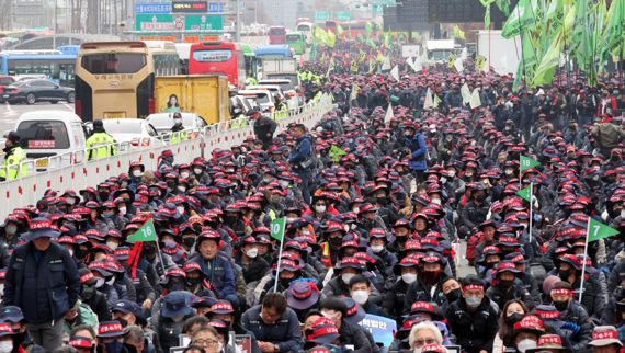 전국민주노동조합총연맹 전국건설노동조합(이하 건설노조)이 22일 여의도공원 앞 대로에서 건설안전특별법 제정과 포괄임금제 폐기를 위한 대규모 집회를 하고 있다. 사진=박범준 기자