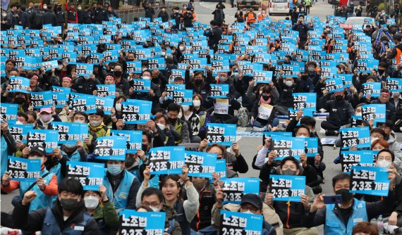 국회 앞 민주노총 결의대회 (서울=연합뉴스) 류영석 기자 = 22일 오후 서울 여의도 국회 앞에서 전국민주노동조합총연맹 관계자들이 노조법 2·3조 쟁취 결의대회를 하고 있다. 2022.11.22 ondol@yna.co.kr (끝) /사진=연합 지면화상