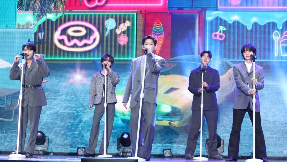 고막소년단 정승환(왼쪽부터)과 박나티, 폴킴, 김민석, 하현상이 22일 오후 서울 강서구 KBS아레나에서 가진 데뷔 미디어 쇼케이스에서 신곡 ‘단거’를 선보이고 있다. '고막소년단'은 ‘고막을 녹이는데 딱 한 소절이면 충분하다‘는 다섯 명의 고막남친들이 모인 그룹으로 폴킴, 김민석, 정승환, 하현상, 빅나티로 구성됐다. 2022.11.22/뉴스1 ⓒ News1 권현진 기자