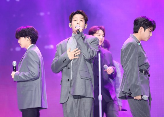 고막소년단이 22일 오후 서울 강서구 KBS아레나에서 가진 데뷔 미디어 쇼케이스에서 신곡 ‘단거’를 선보이고 있다. '고막소년단'은 ‘고막을 녹이는데 딱 한 소절이면 충분하다‘는 다섯 명의 고막남친들이 모인 그룹으로 폴킴, 김민석, 정승환, 하현상, 빅나티로 구성됐다. 2022.11.22/뉴스1 ⓒ News1 권현진 기자